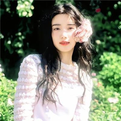 窗中女孩